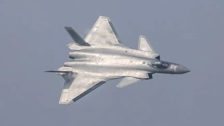 Китай впервые показал истребитель пятого поколения J-20  
